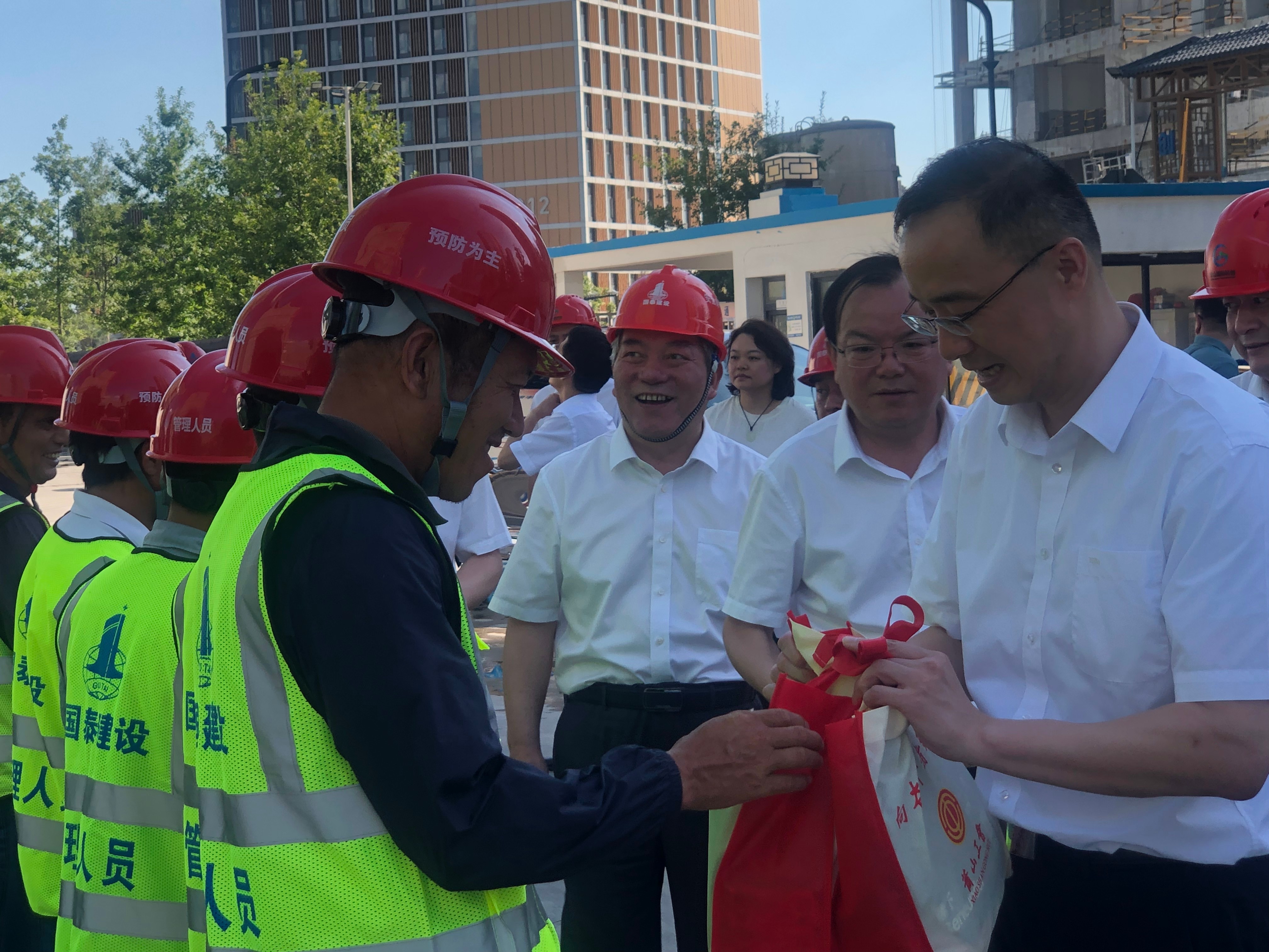 杭州市委常委、蕭山區(qū)委書記孫旭東深入公司承建的科創(chuàng)中心二期項目高溫慰問一線勞動者